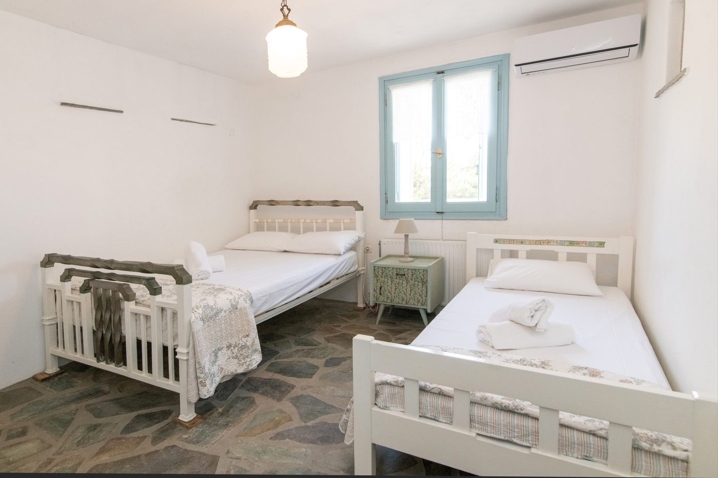 Δωμάτιο με ημίδιπλο και μονό κρεβάτι στο Astraea Seaview House, Τήνος