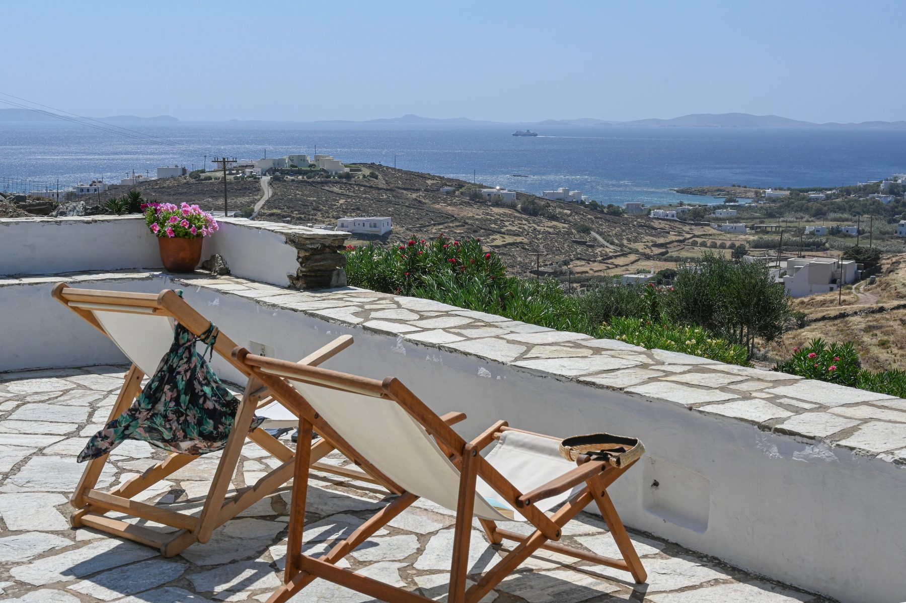 Ηλιόλουστη βεράντα με θέα στο Αιγαίο — διαμονή στην Τήνο