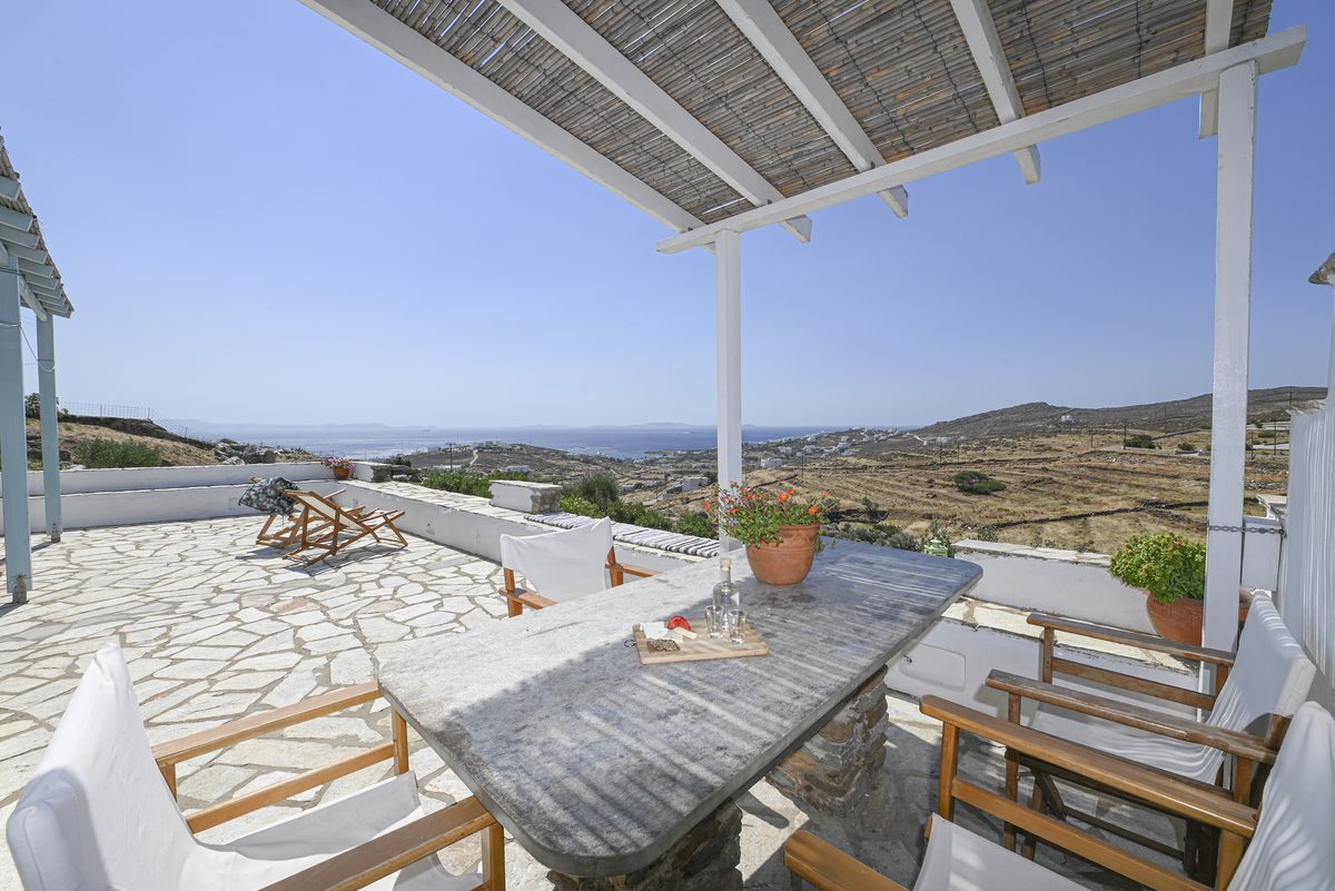 Terrasse avec pergola et vue sur l’Égée