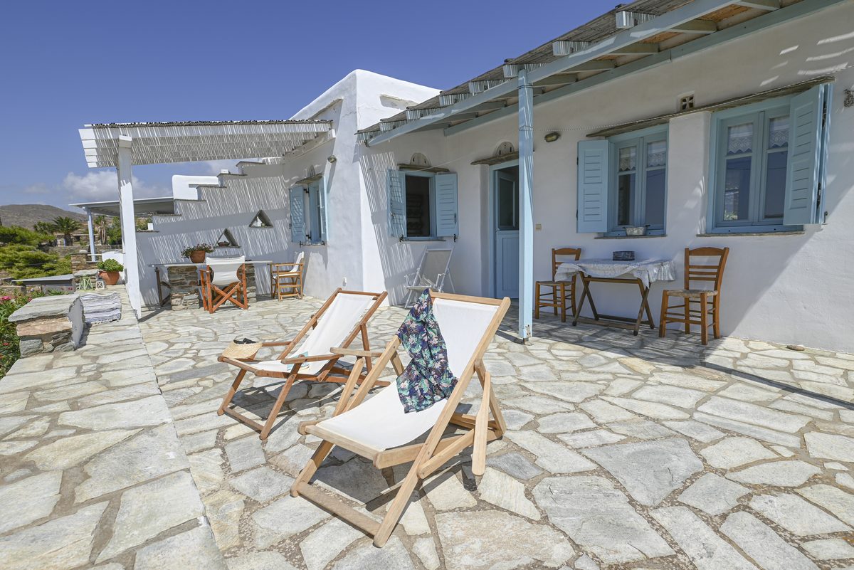 Terrasse en pierre avec vue mer, maison de vacances à Tinos